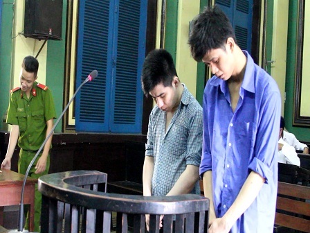 Mẹ bị đâm chết vì ngăn không cho người khác đánh con mình - 1 Hai bị cáo trước vành móng ngựa